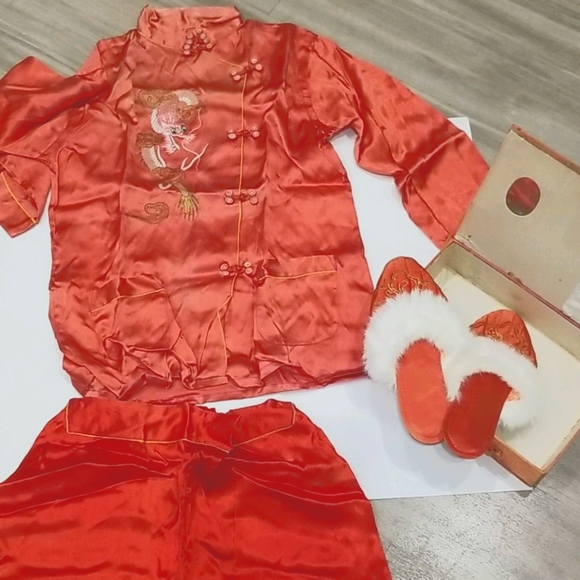 Asian Hand Embroidered Gold Dragon Red Silk Pajama Slippers Box Ensemble Size S - Picture 2 of 16